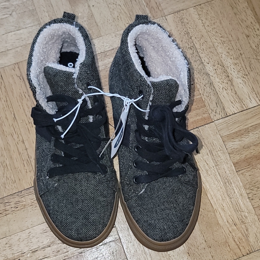 Boys sneakers with fur inside size 2
